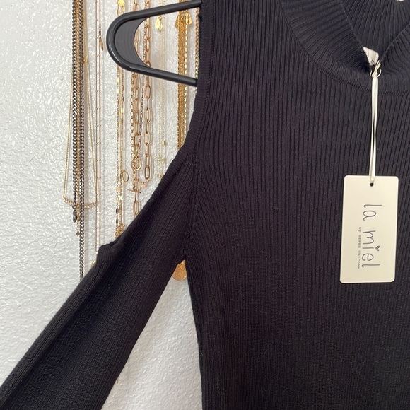 NWT Cold shoulder sweater top - Picture 3 of 5